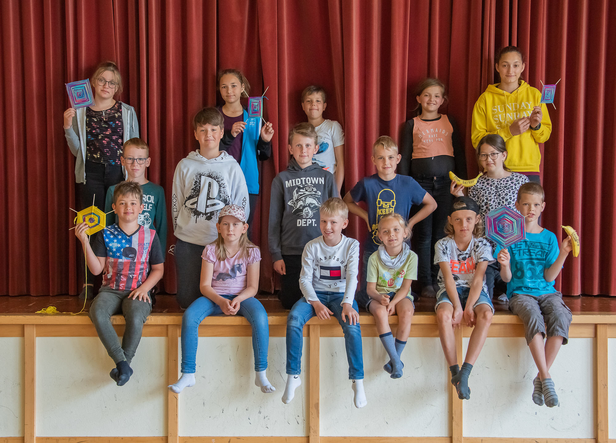 Jungscharabschluss mit „Minitag to go“Nach einem Jungscharjahr hauptsächlich mit Online-Treffen war die Freude groß, dass wir uns gegen Ende des Schuljahres wieder im Pfarrheim treffen konnten. Zum Abschluss wartete mit dem Minitag to go Paket eine 