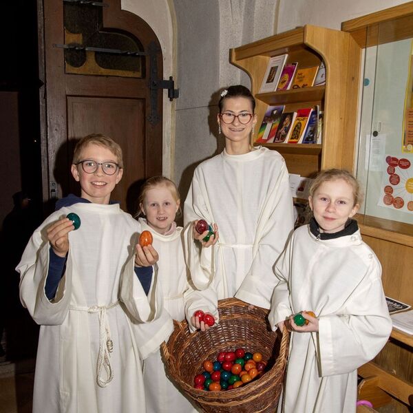 Minis in der Osternacht / © Pfarrgemeinde Schönering