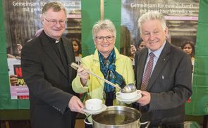 V. l.: Bischof Manfred Scheuer, Erika Kirchweger (kfb oö) und LH Josef Pühringer